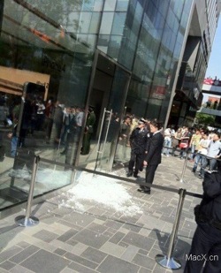 Beijing Apple Store door smashed