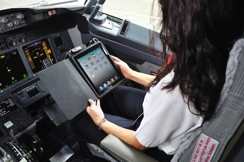 Alaska Airlines Replaces Flight Manuals With iPads