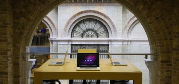 Covent Garden Apple Store Robbed By Motorcycle Gang