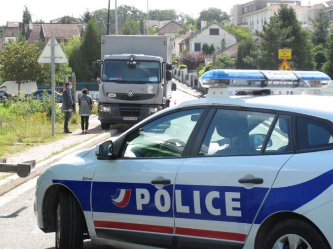 Report: French Criminals With Assault Rifles Rob Apple Delivery Truck