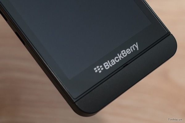 Upcoming Blackberry 10 Phone Compared to iPhone 5 (VIDEO)