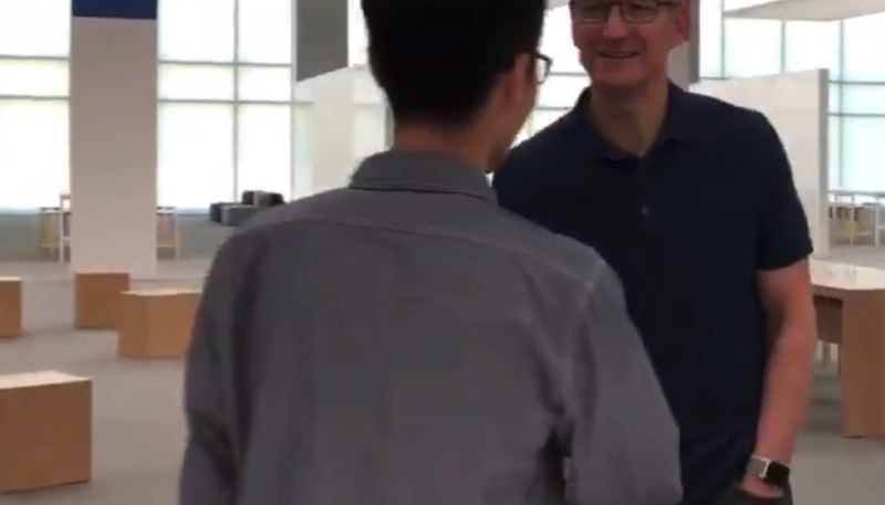 WWDC 18 Scholarship Winners Meet Tim Cook, Get Free AirPods