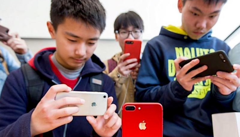Chinese Government Expands iPhone Ban