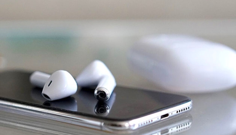 These $29 Alternatives to Apple AirPods Were the Shocking Hit of 2018