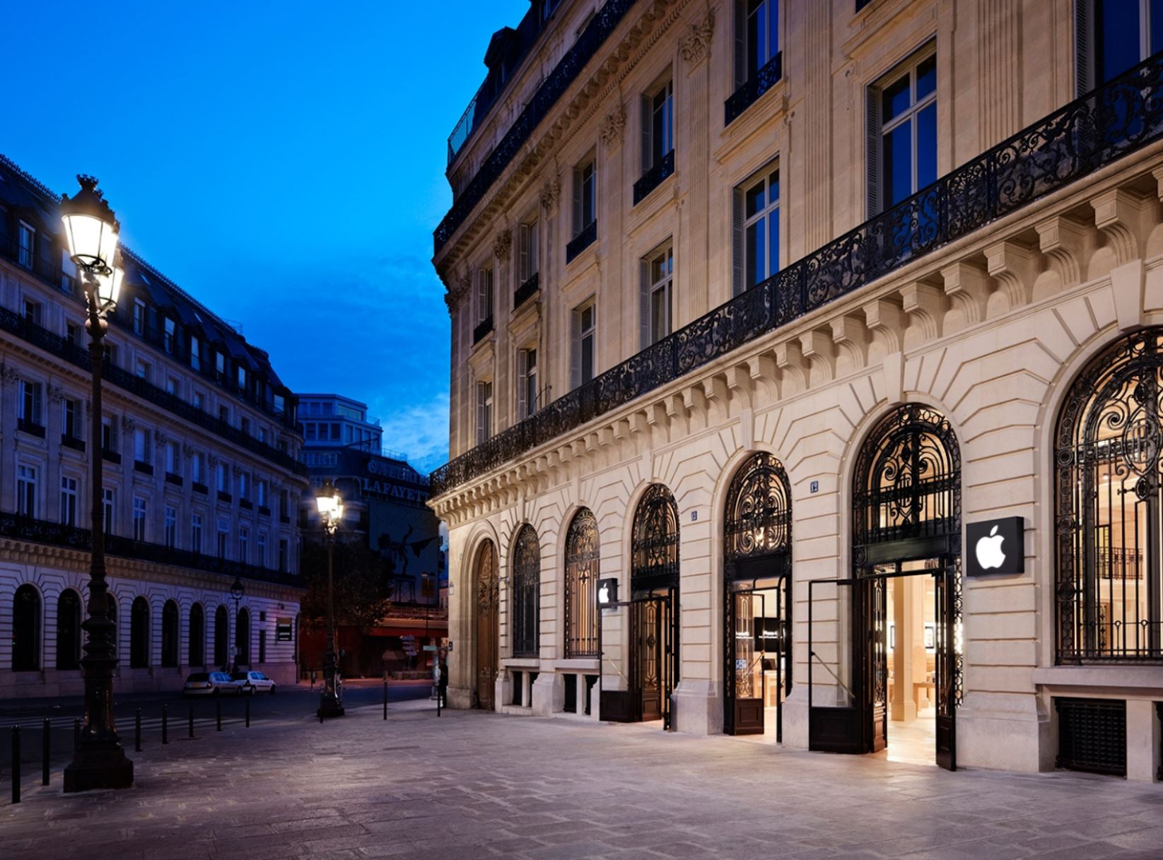 Apple Store Opéra_ Paris_ France