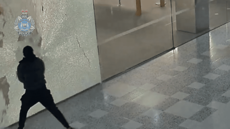 Sledgehammer-Wielding Crooks Steal $300k in Products From 2 Apple Stores