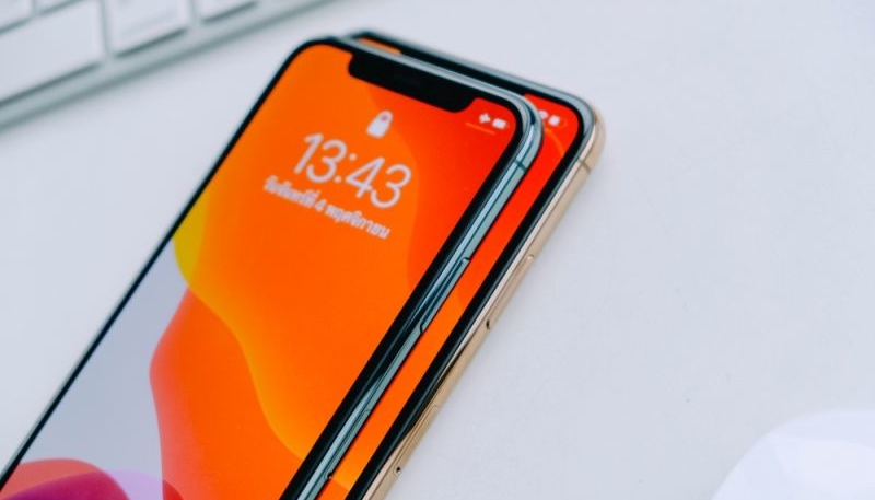 2020 iPhones Expected to Boast Thinner and More Power Efficient Displays