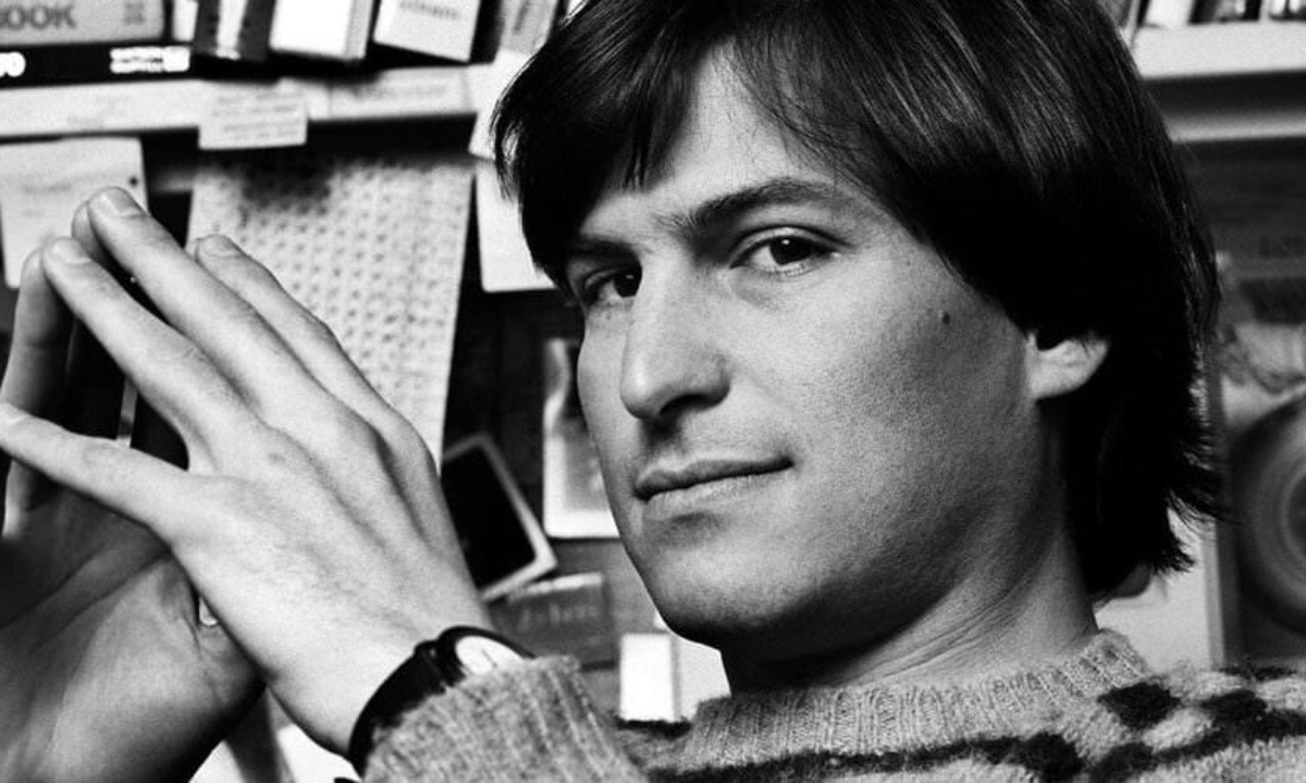 Steve Jobs 15-Year Anniversary Drives Iconic Sneaker Resurgence | Seller Opportunity in Heritage Footwear & Celebrity Merchandise