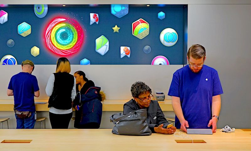 A Genius Bar Reservations Sign at an Apple Store in Front of the Genius Bar  Where Apple Employees are Helping Customers Editorial Stock Image - Image  of global, iphone: 237668444