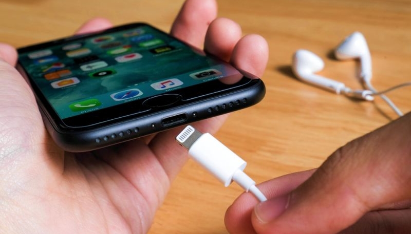 Which Apple Products Are Still Sold With Lightning Connectors?