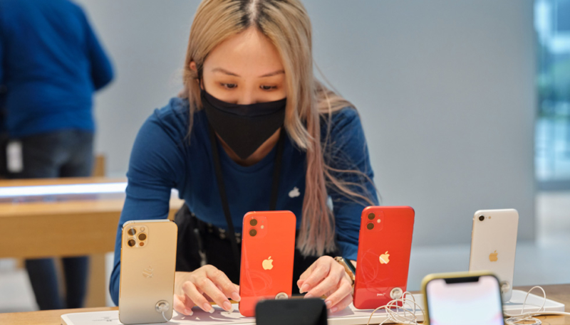 Apple Posts Official Photos of iPhone 12, iPhone 12 Pro, and 4th-Gen iPad Air Rollout in Stores