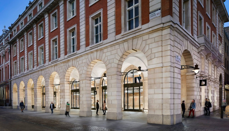 Armed Crooks Storm Covent Garden Apple Store, Steal Goods and Possessions of Customers