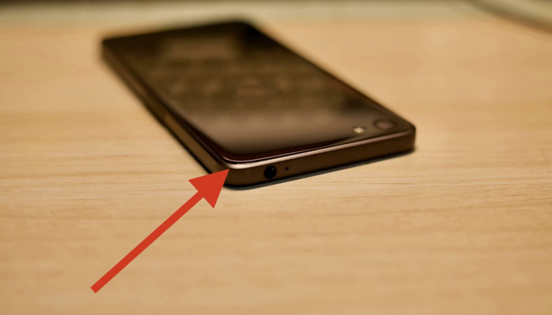 Well-Known Leaker Says iPhone 15 Could Boast a Titanium Chassis With iPhone 5C-Style Curved Rear Edges