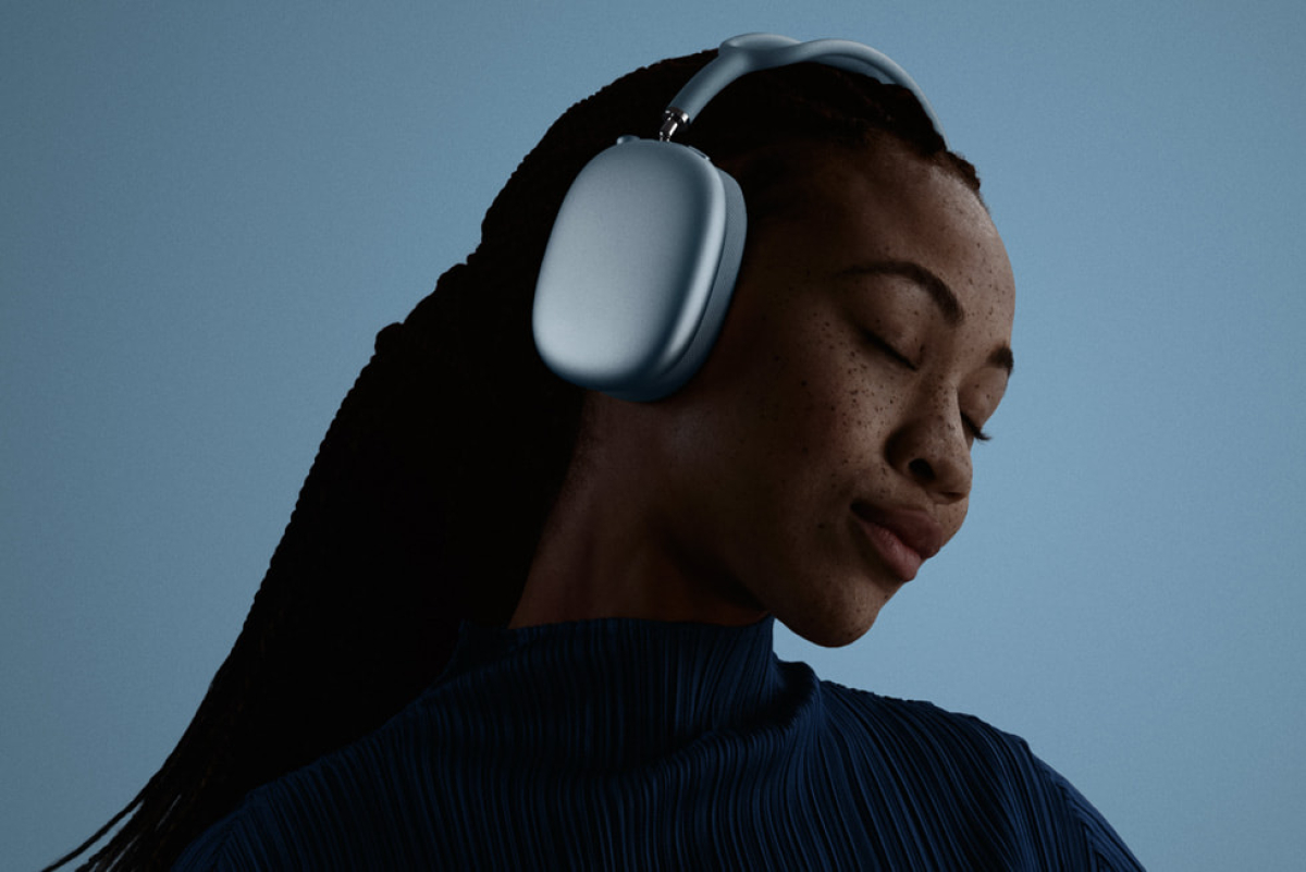 Apple-AirPods-Max-2-lifestyle-