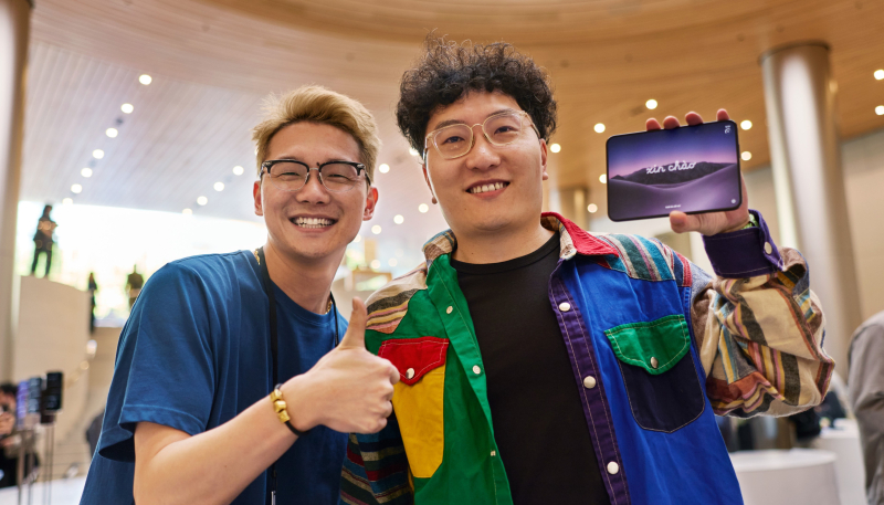 The iPhone Duo Begins Arriving on Doorsteps and at Apple Stores Around the Globe
